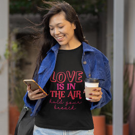 Camiseta O amor está no ar, segure sua respiração