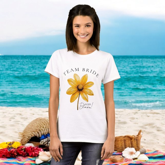 Camiseta O amor está no chá de panela floral mínimo (team bride tshirt with a beautiful yellow flower and typogrpahy saying love in bloom!)