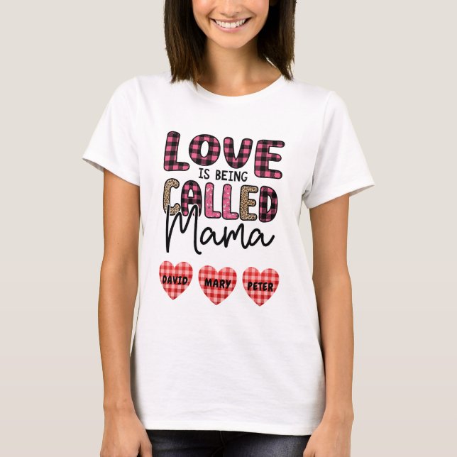 Camiseta O amor está sendo chamado de mamãe, personalizável (Frente)