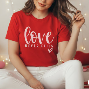 Camiseta O Amor Nunca Falha Dia dos Namorados Cristão 
