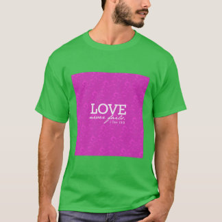 Camiseta O Amor Nunca Falha garota rosa