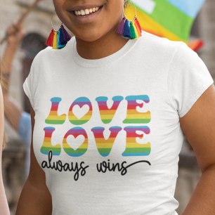 Camiseta O amor sempre ganha fontes retrô lgbtqia bandeira