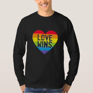 Camiseta O Amor Vence Tinta Arco-íris Tipográfico