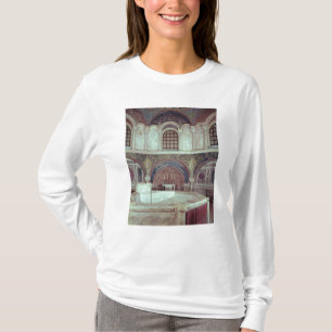 Camiseta O apse com a pia batismal baptismal