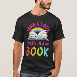 Camiseta O Arco-Íris dá uma olhada, está em uma leitura de