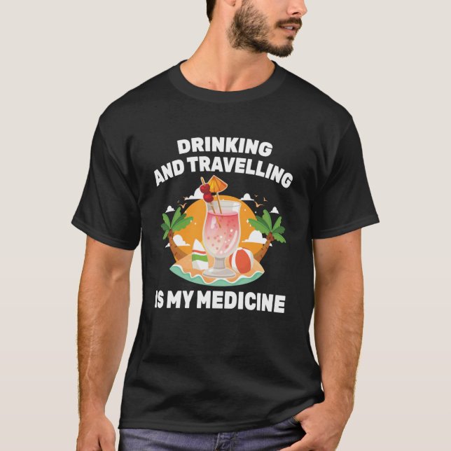 Camiseta O Bebendo da Terapia e Viajar é o meu medicamento  (Frente)
