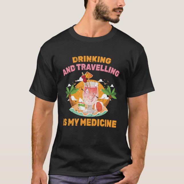 Camiseta O Bebendo da Terapia e Viajar é o meu medicamento  (Frente)