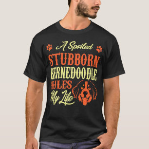 Camiseta O Bernedoododle Stubborn, mimado, governa minha vi