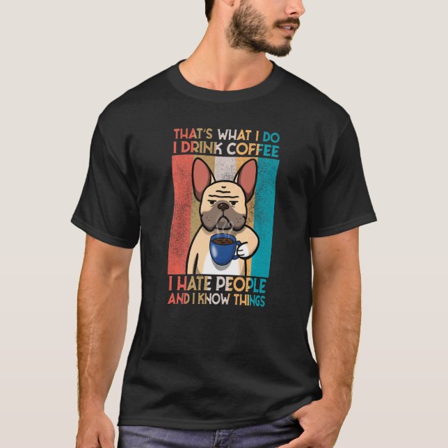 Camiseta O Bulldog Francês, EU BEBO CAFÉ E EU SEI COISAS (Frente)