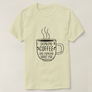 Camiseta O Café bebendo E O Coffeine Pensador São Engraçado