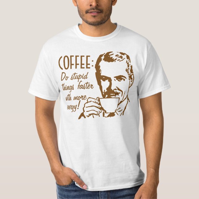 Camiseta O café faz coisas estúpidas mais rapidamente (Frente)