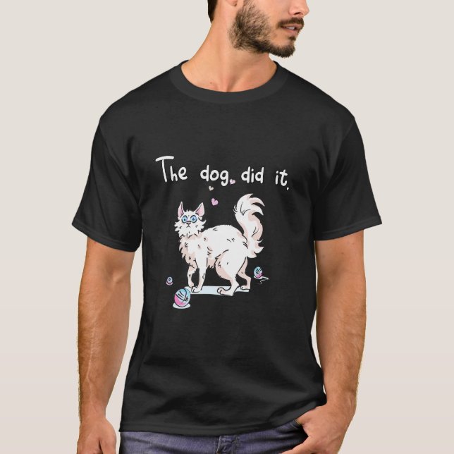 Camiseta O Cão Fez Isso   Gato Com Bolas de Lã (Frente)