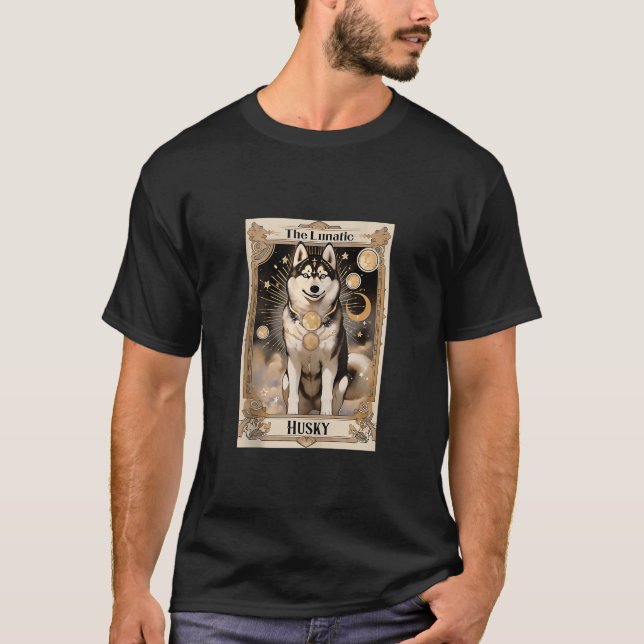 Camiseta O Cartão Tarot Rouco Lunático Halloween Mystic Hus (Frente)