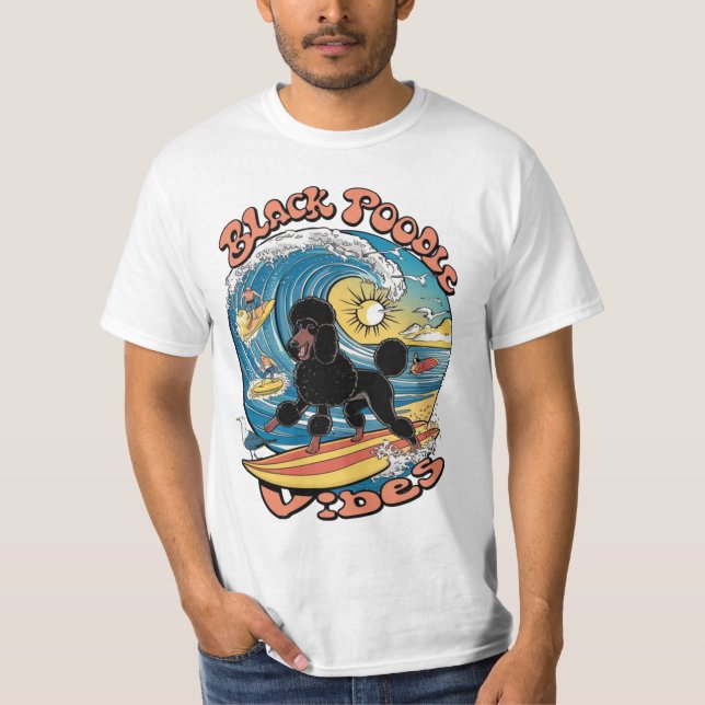 Camiseta O Cavaleiro das Ondas Surfando Poodle Negra (Frente)