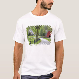 Camiseta O celeiro e a fazenda vermelhos abrigam perto de