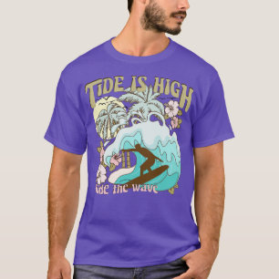 Camiseta O colar está no alto da tropa de verão do surfista