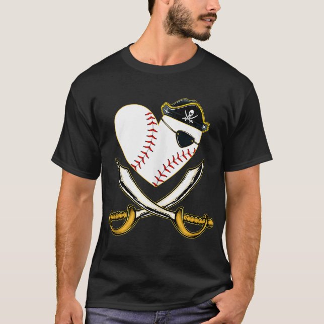 Camiseta O Coração Pirata De Baseball Com Chapéu Crânio (Frente)