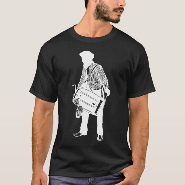 Camiseta O Dholi - branco no preto (Frente)
