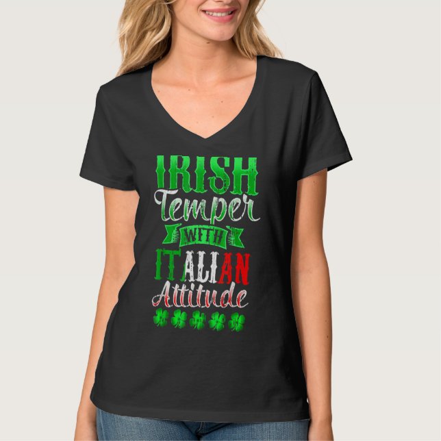 Camiseta "O Dia A de Patrick é um dia irlandês com atitude  (Frente)