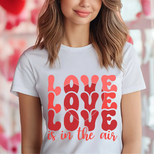 Camiseta O dia de os namorados Rosa e o Amor Vermelho estão