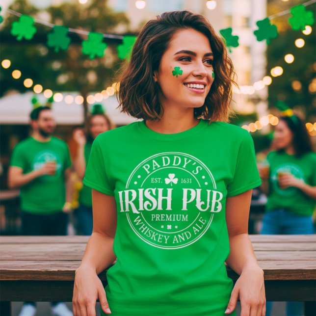 Camiseta O Dia de São Patrício Verde e Branco irlandês Padd (Paddy's Irish Pub Green And White St Patrick's Day T-Shirt)
