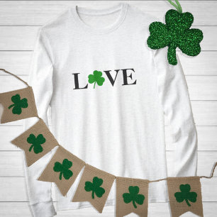 Camiseta O dia de St Patrick do trevo do amor