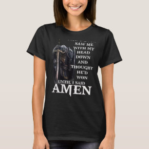 Camiseta O diabo me viu com a cabeça baixa e pensou O