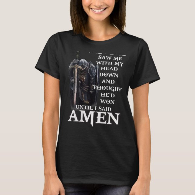 Camiseta O diabo me viu com a cabeça baixa e pensou   O (Frente)