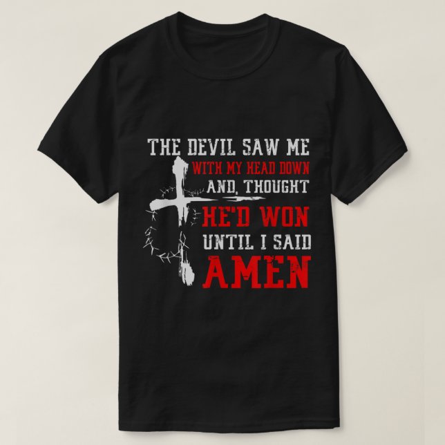 Camiseta O Diabo Vinha-Se Para Baixo Até Eu Dizer A Amen Ch (Frente do Design)