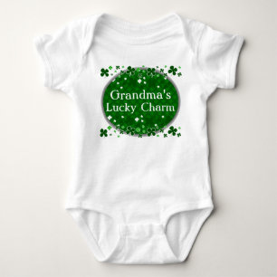 Camiseta O encanto afortunado da avó, bebê do dia de St