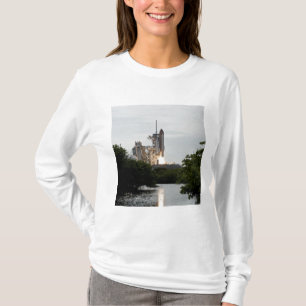 Camiseta O Endeavor do Ônibus espacial se levanta