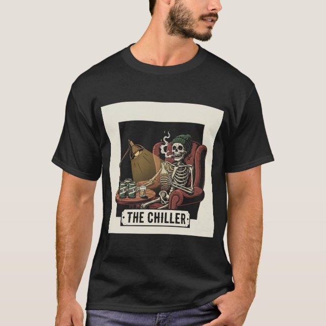 Camiseta O Esqueleto Chiller Relaxando com Cerveja e Cigarr (Frente)