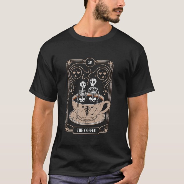 Camiseta O Esqueleto Da Xícara De Café Sobe Em Uma (Frente)