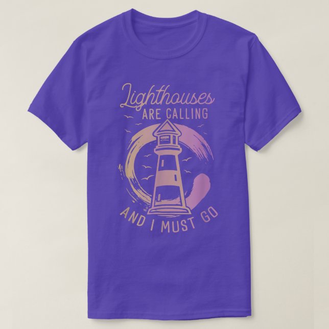 Camiseta O Farol Está Ligando E Eu Tenho Que Ir Engraçado L (Frente do Design)