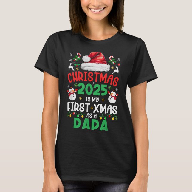 Camiseta O Feliz Natal De 2025 É O Meu Primeiro Natal Como  (Frente)