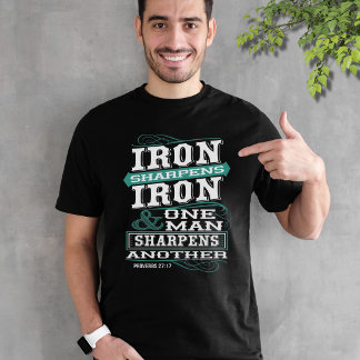 Camiseta O Ferro Afia o Ferro - Um Homem Afia o Outro