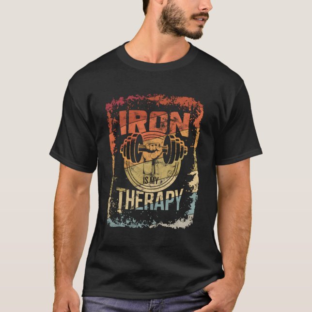 Camiseta O Ferro Forte Que Levanta Poderoso É A Minha Terap (Frente)