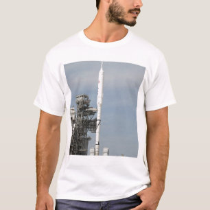 Camiseta O foguete de Ares IX é visto na plataforma de