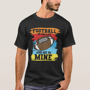 CAMISETA O FUTEBOL É A VIDA DELE E ELE É O MEU ENGRAÇADO