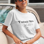 Camiseta O Futuro Retroativo da Sra. Bride para ser<br><div class="desc">Esta camiseta elegante daria um presente maravilhoso para a futura noiva ser! Adicione facilmente seu próprio sobrenome clicando na opção "personalizar".</div>