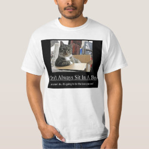 Camiseta O gato senta-se na caixa…