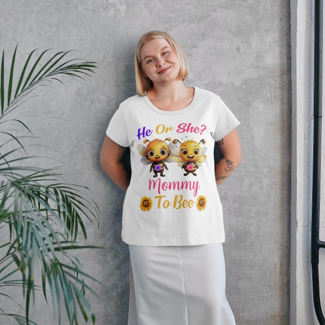 Camiseta O gênero revela que ele ou ela Mamãe para ser bran (He or She Mommy to Bee Plus Size White T-Shirt)
