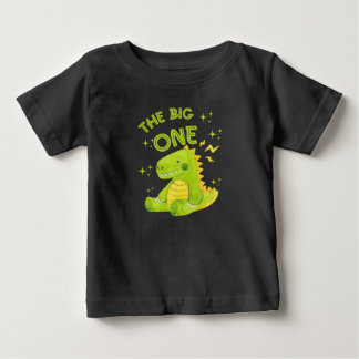 Camiseta o grande um girando uma bobina animado aniversário