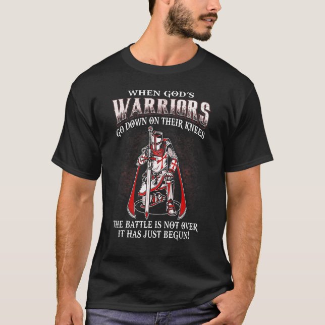 Camiseta O Guerreiro de Deus desce de joelhos A batalha é (Frente)