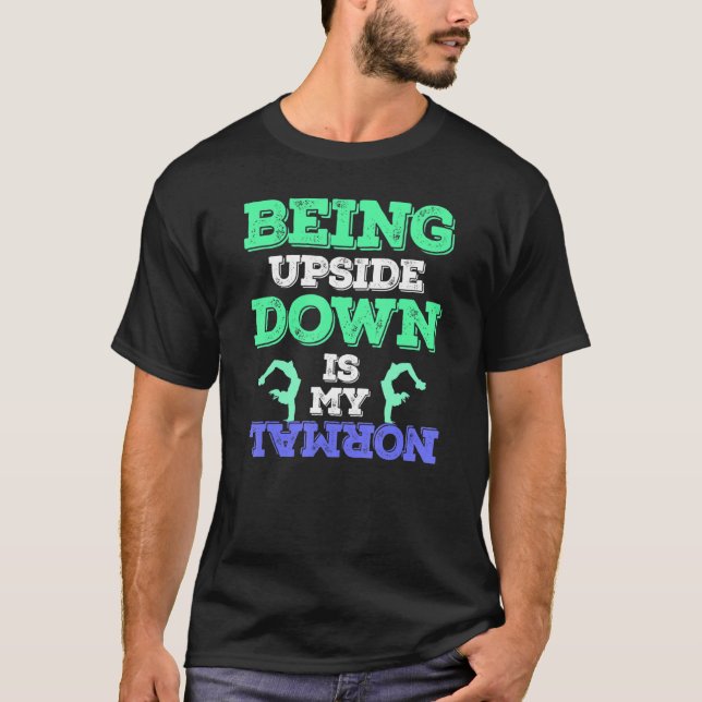 Camiseta O Gymnast Saindo É Minha Ginástica Normal 1 (Frente)