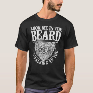 Camiseta O Homem De Barba Me Olha Na Barba Quando Eu Estou