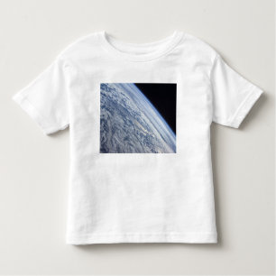 Camiseta O horizonte da Terra contra a escuridão do espaço