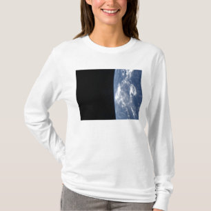 Camiseta O horizonte da Terra e a escuridão do espaço 2