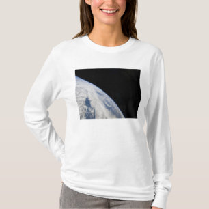 Camiseta O horizonte e a obscuridade da terra do espaço