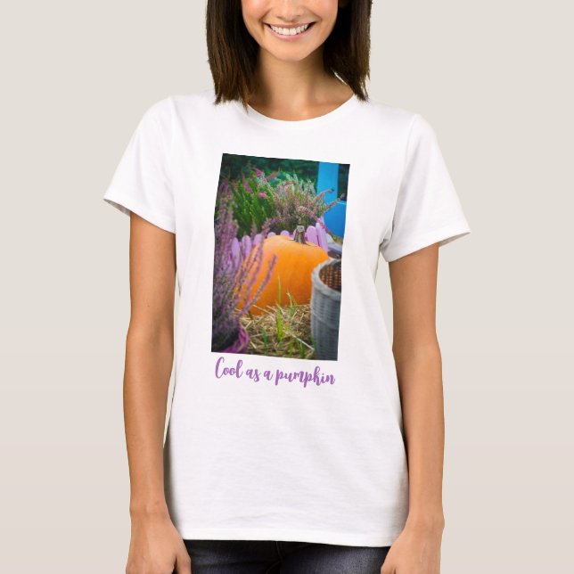 Camiseta O jardim ainda vive com uma abóbora laranja (Frente)